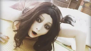 לאישה המפחידה מ"הטינה" יש חשבון אינסטגרם ואתם חייבים לעקוב אחריו