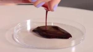 צפו: מה קורה לדם אנושי במגע עם ארס של נחש?