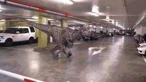 קורע: מה אתם הייתם עושים אם הייתם פוגשים דינוזאור במגרש החניה?