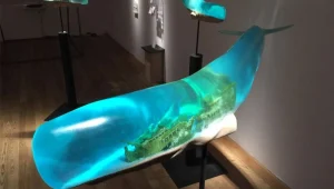 האמן הזה מפסל ספינות בתוך לוויתנים וזה פשוט מדהים