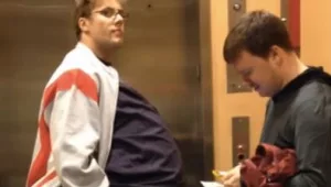 גאוני: שני חברים התגנבו לאולם קולנוע כאדם אחד. צפו