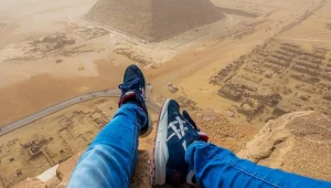 צפו: בן 18 טיפס לפסגת פירמידה ותיעד את הכל