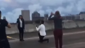 צפו: הצעת הנישואין הזו כנראה תסתיים במעצר