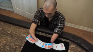 לא ייאמן: הקוסם ללא ידיים שיעיף אתכם עם הלהטוטים שלו