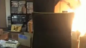 קומדיה של טעויות בשידור חי: שיחק עם גפרורים ושרף את הבית. צפו