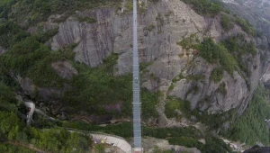 גאווה ישראלית: אדריכל ישראלי תכנן את גשר הזכוכית הגבוה והארוך בעולם. צפו