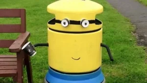 מישהו צבע את כל הפחים בעיירה הזו כדי שיראו כמו המיניונים!