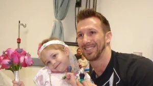 מרגש: חולת סרטן בת 4 "התחתנה" עם האח שמטפל בה בבית החולים. צפו