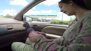בין הוויז לפקקים: אישה ילדה ברכב תוך כדי נסיעה למיון ובעלה תעד הכל. צפו