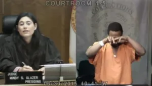 צפו: הרגע המרגש בו שופטת מגלה שהנאשם מולה הוא בן כיתתה לשעבר