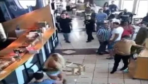 תיעוד: קטטה פרצה בין עובדי רשת מזון לשתי טרנסג'נדריות בקניון עזריאלי, תל אביב. צפו