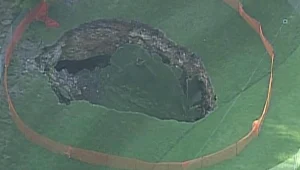 ארה"ב בולען ענק נפער בלב מסלול גולף