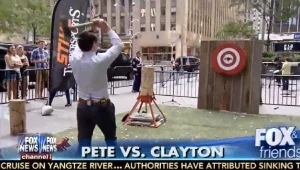 צפו: שדר רשת פוקס כמעט והרג אדם בשידור חי