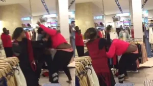 מכירת חיסול: חבורת נשים מתקוטטת באכזריות בסניף של זארה. צפו