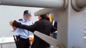 טורקיה: לא תאמינו מה האיש הזה החביא מתחת למעיל