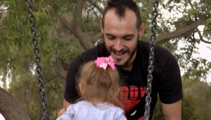 האם לאפשר לילד להורים גרושים לישון אצל אביו בלי משמורת?