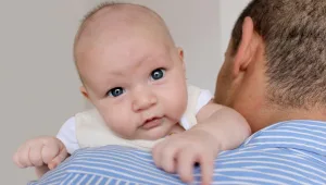 התינוק שלכם פלטן כרוני? אולי הוא סובל מריפלוקס