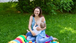 הנקה בציבור: בעד או נגד?