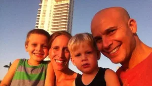 מאי בן ה-6 בשיר שכתבו הוריו ליום המשפחה