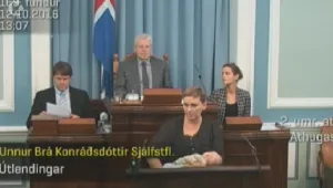 חברת פרלמנט באיסלנד הניקה את בתה ועוררה מהומה