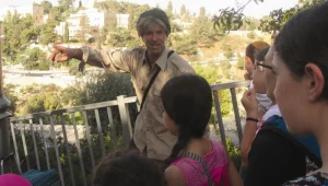 מה עושים היום עם הילדים? מטיילים עם תיאטרון מסייר בשכונות ירושלים