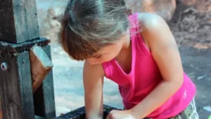 מה עושים היום עם הילדים? בוצרים ענבים ומכינים יין תירוש