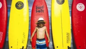 קיץ על החוף – אופנת בגדי ים וגלישה