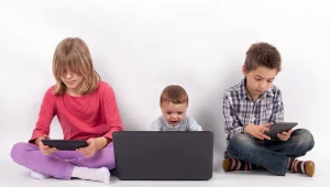 כך תתמודדו עם ילדים המכורים למסכים