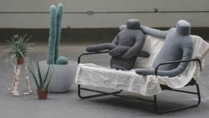 רק בשביל לקבל חיבוק: כריות "אנושיות" נחשפו לאחרונה בלונדון