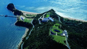 רטרוספקטיבה לאדריכל היפני טדאו אנדו שמעולם לא למד אדריכלות