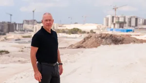 נדל"ן בקטנה: שערוכים בחו"ל, אבן פינה בחריש ופוטו-אופ לגלנט