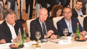 יזמי נדל"ן, ראשי ערים והשר גלנט: דיון סוער בהתחדשות עירונית