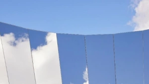 עוד במילאנו: שילוב בין אור וזמן במיצב מרתק של מותג אופנה