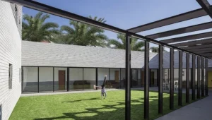 יש אי שם, מישהו חושב עליך: המקלט שהוקם בהזמנה מאדריכלים