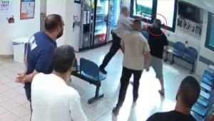 תיעוד: תקף צוות רפואי בבית חולים והכה נער שהעיר לו על מעשיו