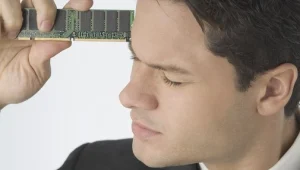 חדש: שבב שמוחדר ליד של עובדים בחברות הייטק