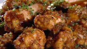 כנפי עוף מטוגנות בתוספת צ'יפס