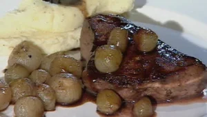 כבד עגל מלווה בבצלי פנינה