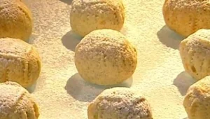 מעמולים במילוי משמשים ופיסטוקים