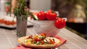 מתכון לסלט עגבניות צלויות עם גבינת פטה