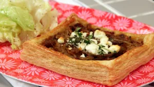 מתכון לטארט בצל מקורמל וגבינת פטה