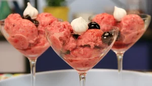 מתכון לגלידת תותים ורודה