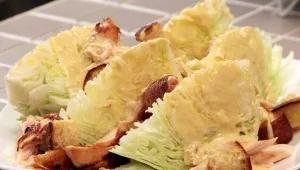 מתכון לסלט קיסר ועוף בשתי דקות