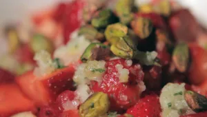 מתכון לסלט פירות עם קוקוס, נענע וג'ינג'ר