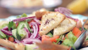 מתכון לסלט פטוש עם פיתה קלויה