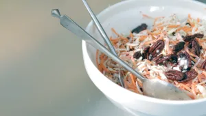 מתכון לסלט כרוב וגזר עם פקאן