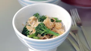 מתכון לנודלס עם ברוקולי ושקדים