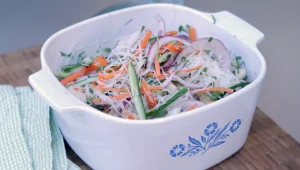 מתכון לסלט אטריות אורז עם עוף וירקות