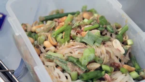 מתכון לנודלס ברוטב טחינה ושומשום