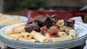 מתכון לצלי בקר ביין אדום והדרים